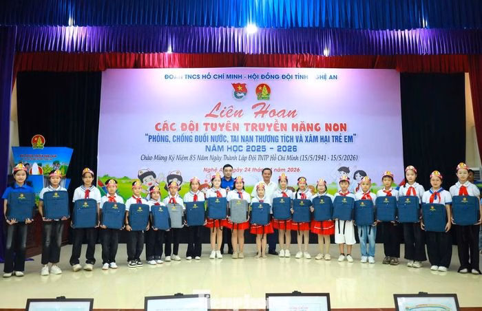 Các suất quà được trao tặng nhằm khích lệ tinh thần học hỏi của các em học sinh.