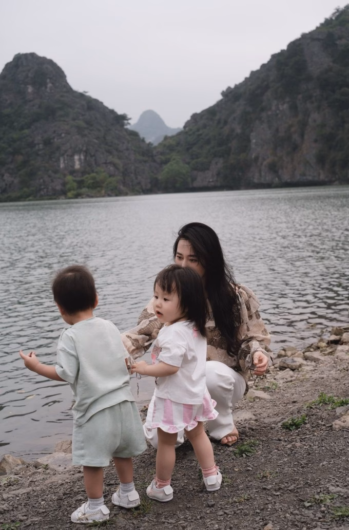 Hai bé Jimmy và Jenny thừa hưởng nhiều nét đẹp từ gia đình nội.