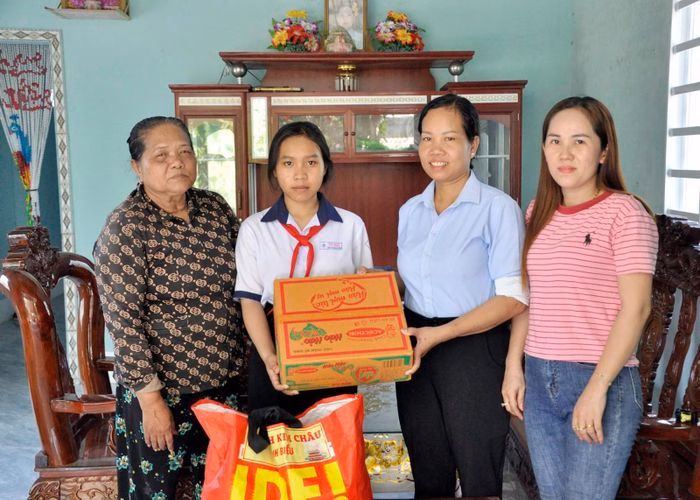 Hội Liên hiệp Phụ nữ xã Long Thạnh thăm hỏi và trao quà, tiếp sức cho em Danh Thị Thảo My trên con đường tìm kiếm tri thức. Ảnh: BÍCH THÙY