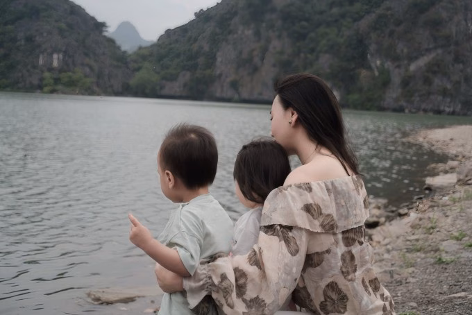 Jimmy và Jenny trở thành những "phụ bếp" nhí cực kỳ đáng yêu trong các vlog của mẹ.