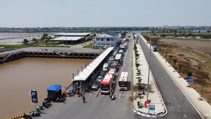 Nhờ điều phối khoa học, bến phà Đồng Bài – Cái Viềng vận hành trơn tru, không xảy ra tình trạng ùn tắc cục bộ. Ảnh: PT.