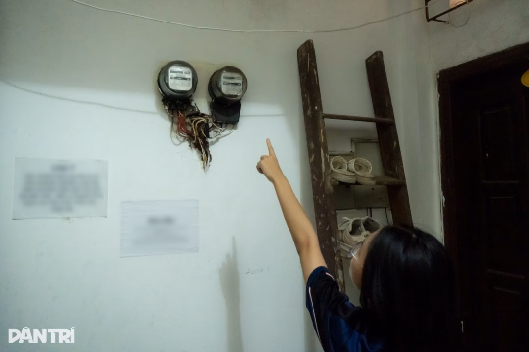 Người dân kiểm tra đồng hồ đo điện tiêu thụ tại nhà trọ cho thuê (Ảnh: Tiên Phong).