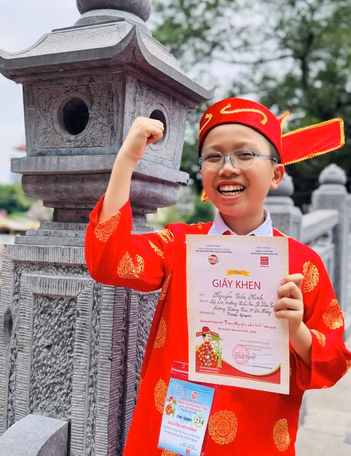 Niềm vui của Nguyễn Tiến Minh khi đoạt danh hiệu cao nhất tại Ngày hội “Trạng nguyên nhỏ tuổi” toàn quốc. Ảnh: CTV