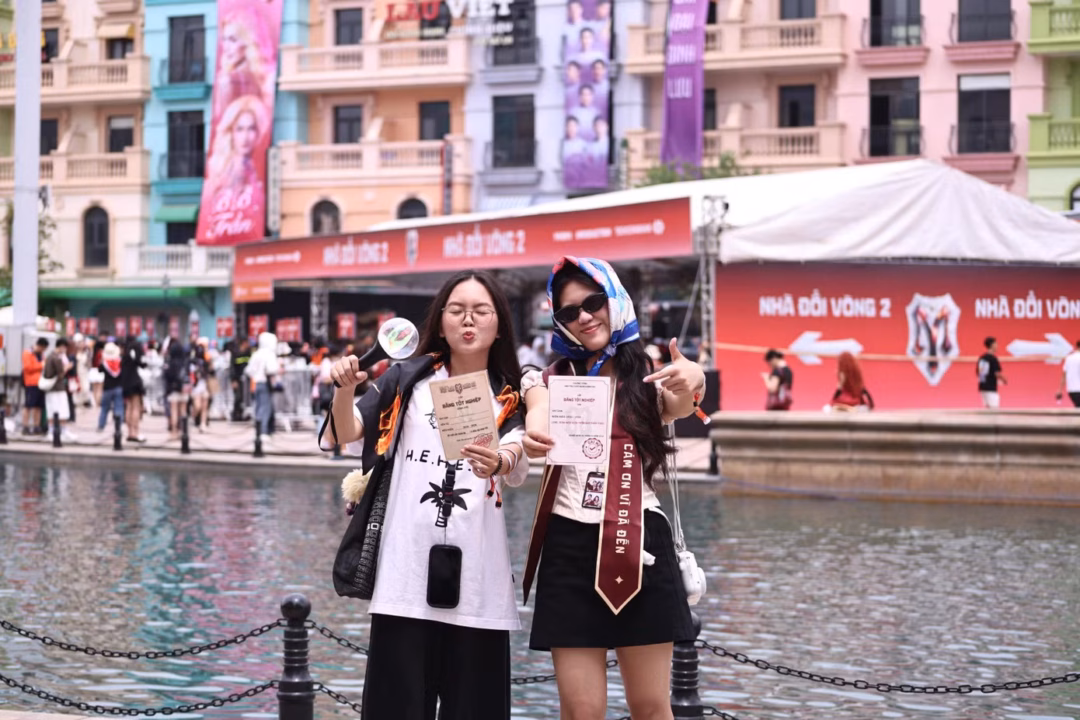 Sự giao thoa giữa phong cách hiện đại và truyền thống tạo nên một diện mạo đa sắc màu cho đêm diễn.