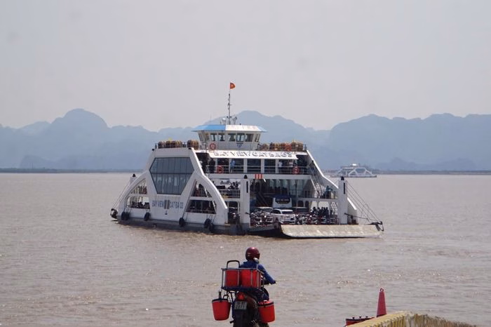 Lịch điều tiết phương tiện tại phà Đồng Bài nhằm đảm bảo môi trường du lịch xanh và giảm phát thải. Ảnh: PT.