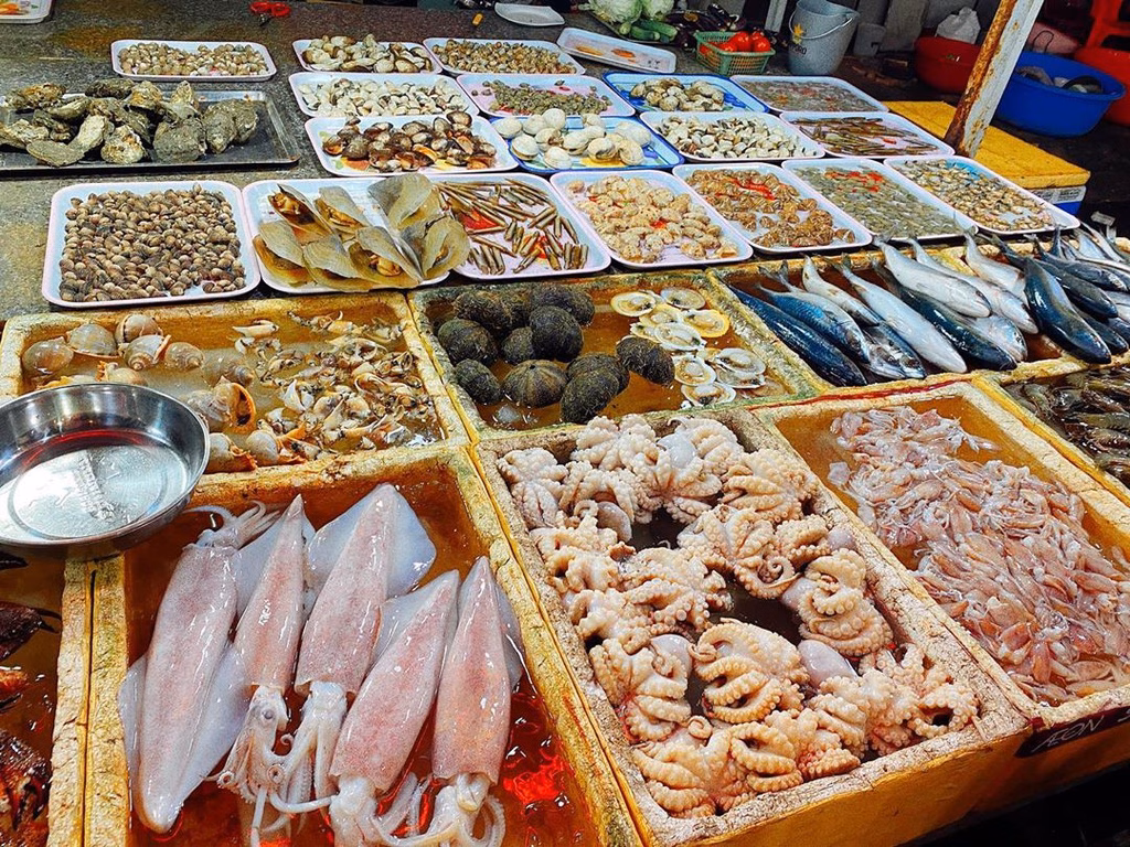 Sự đa dạng về chủng loại cùng mức giá bình dân khiến chợ Bến Đình luôn thu hút người mua.