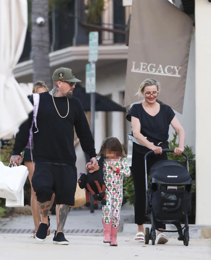 Khoảnh khắc hiếm hoi Cameron Diaz xuất hiện bên chồng và các con. Ảnh: Page Six