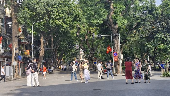 Giới trẻ check-in tại các điểm du lịch nổi tiếng ở Hà Nội
