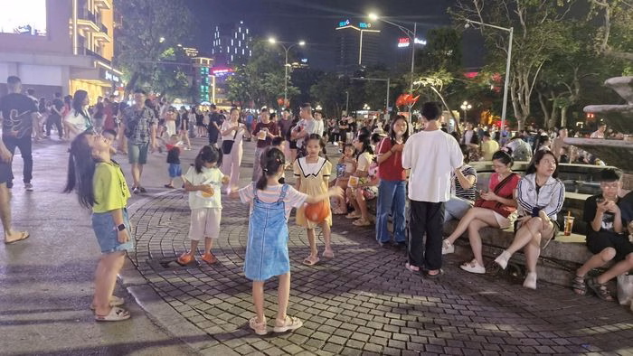 Du khách tận hưởng không khí lễ hội tại khu vực hồ Hoàn Kiếm