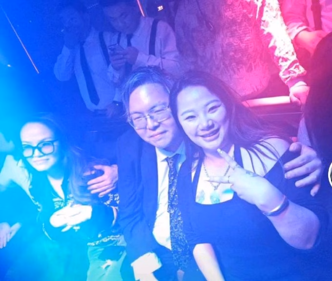 Hình ảnh Hướng Hựu cùng bạn gái tại quán bar gây xôn xao dư luận Weibo. Ảnh: Weibo