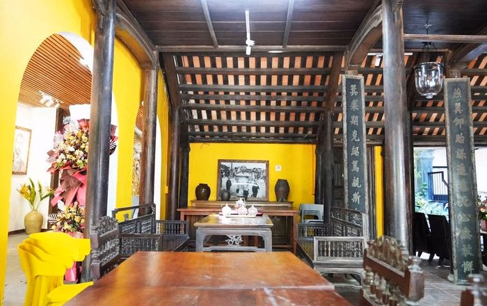 Không gian nội thất ấm cúng và trang nghiêm bên trong một ngôi nhà cổ tại Gia Hội. Ảnh: Nguyên Lý - TTXVN