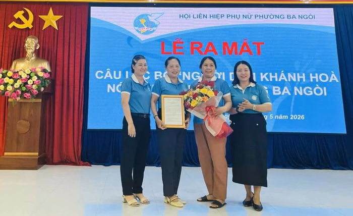 Lãnh đạo Hội Liên hiệp Phụ nữ phường trao quyết định thành lập câu lạc bộ, đánh dấu khởi đầu cho phong trào học ngoại ngữ tại địa phương.