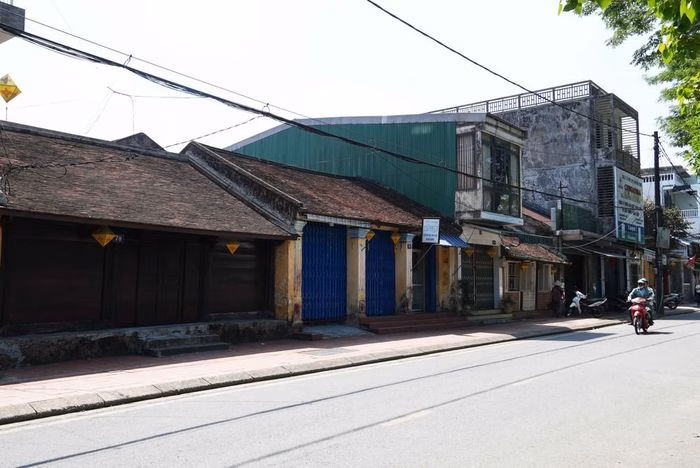 Những mái ngói rêu phong của những ngôi nhà cổ tại Gia Hội kể câu chuyện về thời gian. Ảnh: Nguyên Lý - TTXVN