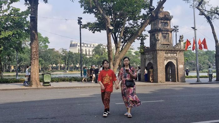Khung cảnh nhộn nhịp tại phố đi bộ hồ Gươm dịp lễ 30/4 - 1/5
