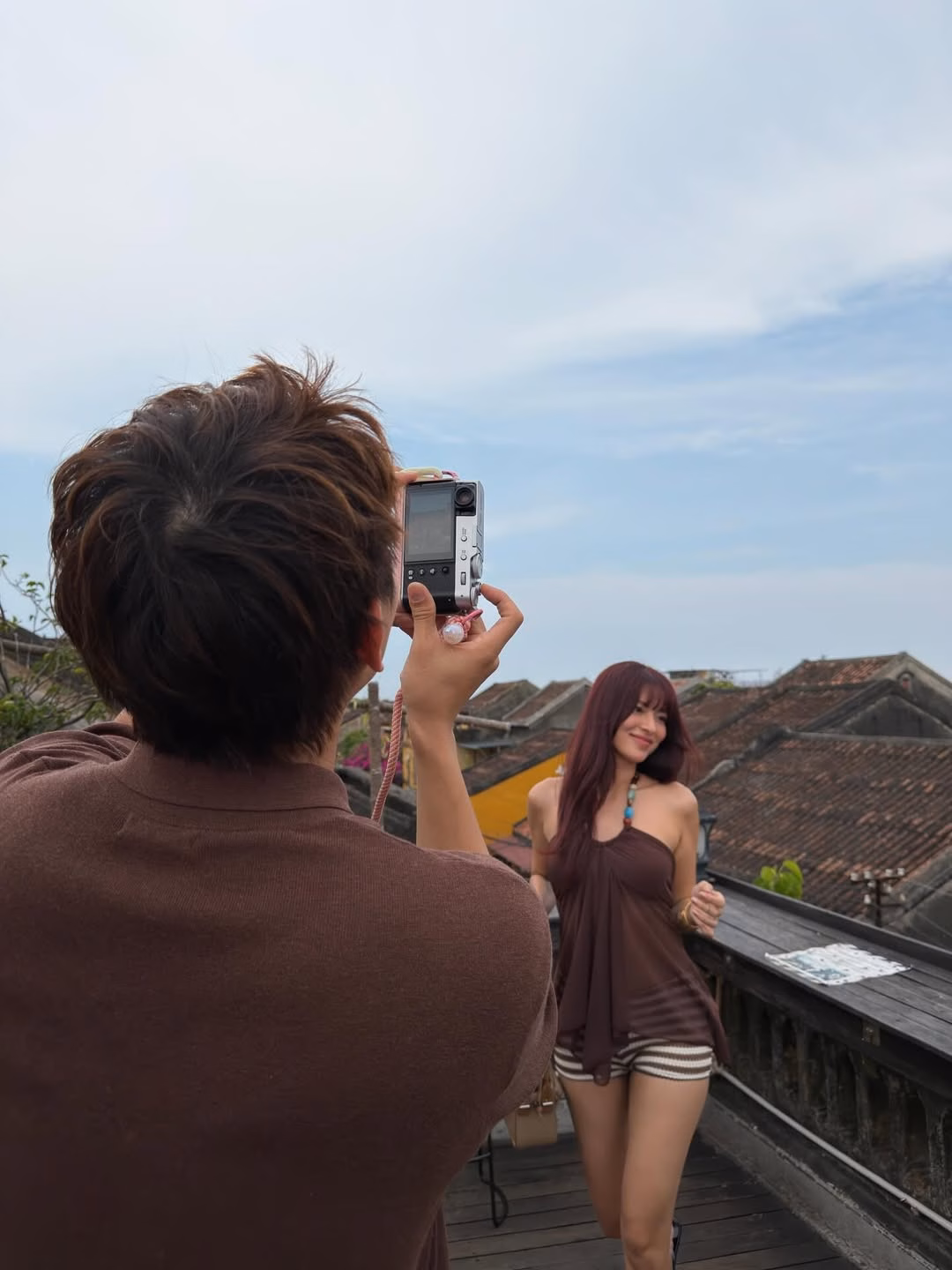 Quỳnh Lý hóa thân thành "phó nháy" chuyên nghiệp, ghi lại những khung hình lung linh cho bạn gái