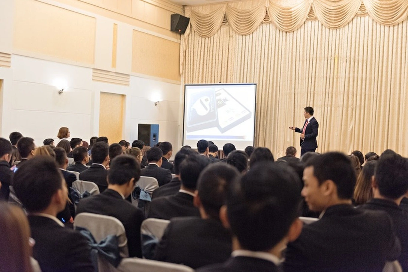 Nhiều doanh nghiệp đã chủ động xin chấm dứt hoạt động bán hàng đa cấp để chuyển đổi mô hình hoặc do không đáp ứng tiêu chuẩn (Ảnh: Sen Việt).