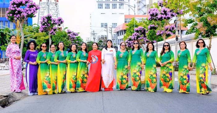 Vẻ đẹp thanh bình của phố thị miền Tây vào mùa hoa