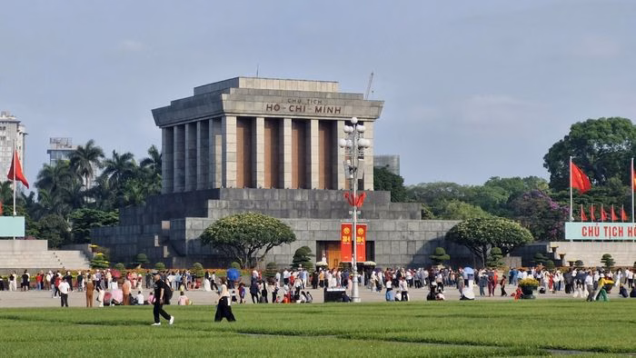 Dòng người vào viếng Lăng Chủ tịch Hồ Chí Minh dịp lễ 30/4 - 1/5